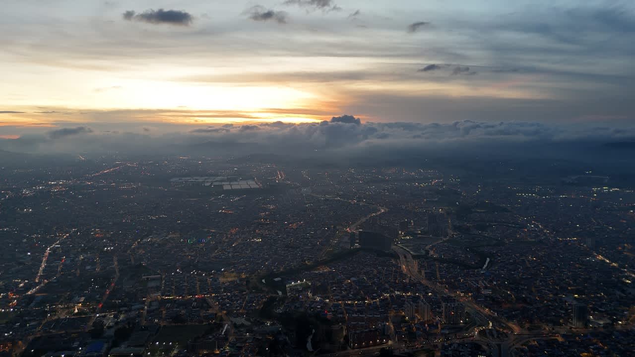 Jardín residencial transformado por Cibeles Agro Jardinería en Bogotá